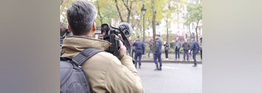 journaliste filmant la police durant une manifestation