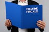 Homme consultant le dossier fraude fiscale