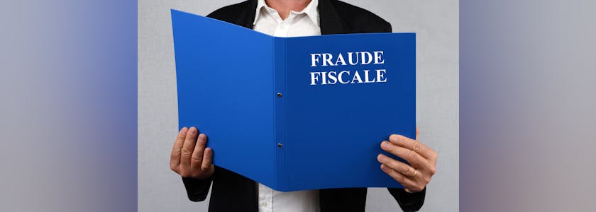 Homme consultant le dossier fraude fiscale