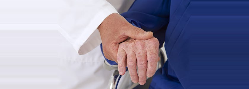Hôpital – Tenir la main d’une personne âgée