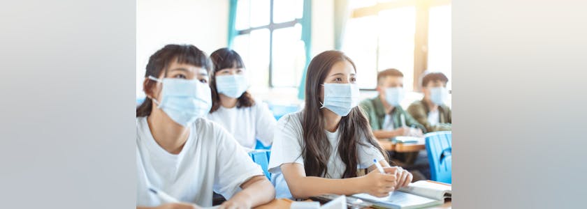 Photo d'étudiants ou lycéens en classe portant un masque chirurgical contre le Covid