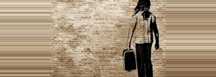 Graffiti sur un mur de brique représentant une femme avec une valise. Image conceptuelle de l'immigration