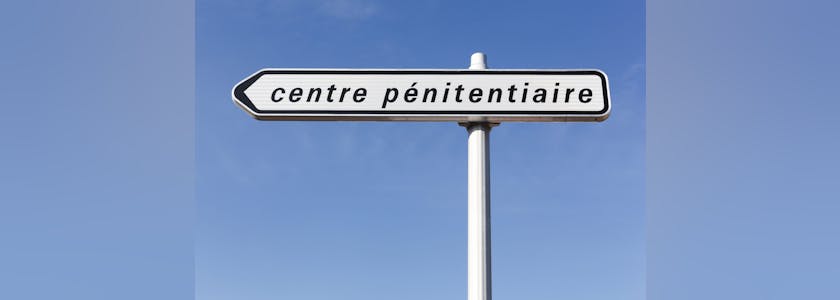 Panneau indiquant la direction d'un centre pénitentiaire