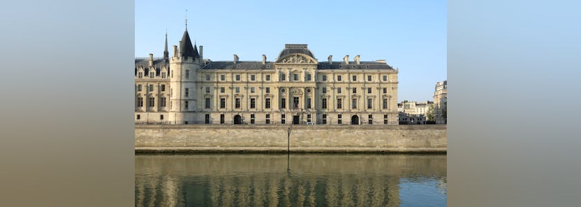 Le bâtiment de la Cour de Cassation au bord de la Seine à Paris