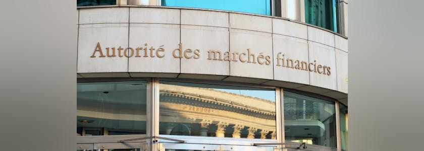 Façade du siège de l’Autorité des Marchés Financiers (AMF) à Paris, avec le reflet du palais Brongniart, siège de la Bourse française, dans la vitre – novembre 2020 (France)