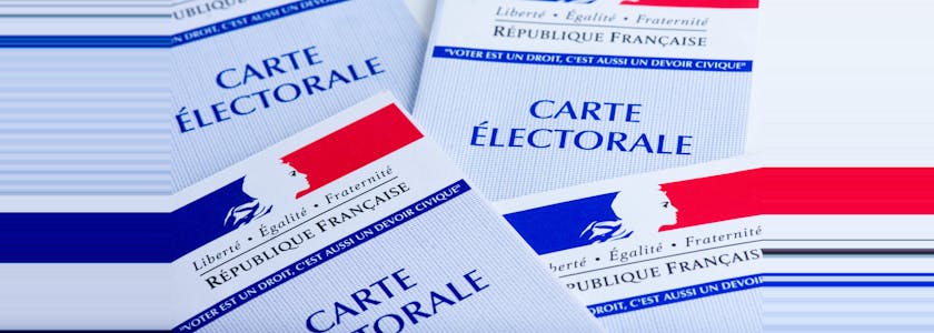 Clamart, France – 16 avril 2021: Cartes électorales françaises. Chaque électeur français reçoit une carte permettant de voter lors des élections en France