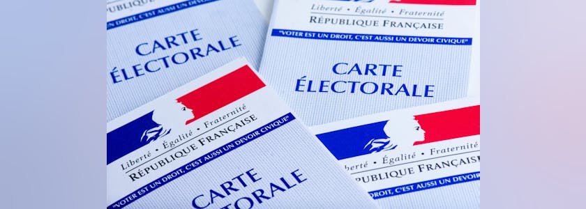 Clamart, France – 16 avril 2021: Cartes électorales françaises. Chaque électeur français reçoit une carte permettant de voter lors des élections en France