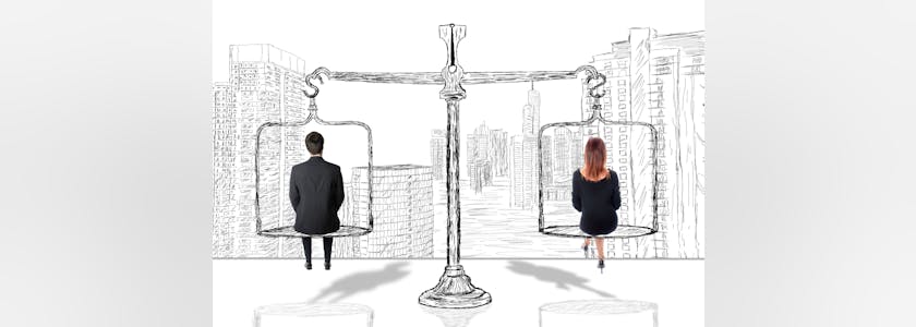 Un homme et une femme sur une balance devant une ville dessinée en noir et blanc, concept de l'égalité homme-femme
