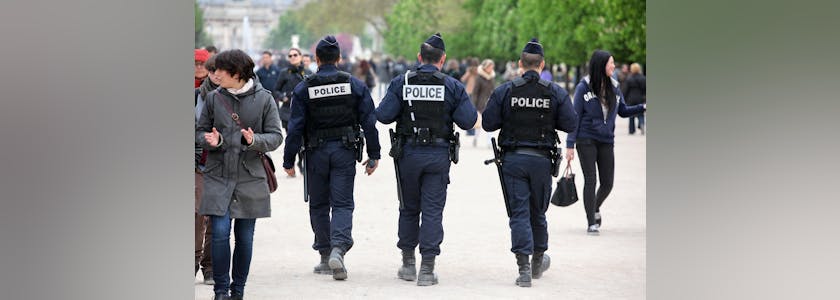 Police française effectuant des contrôles dans la rue