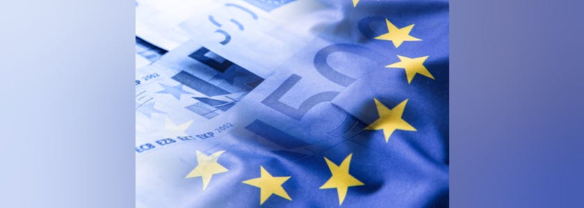Drapeau européen sur fond de billets euros