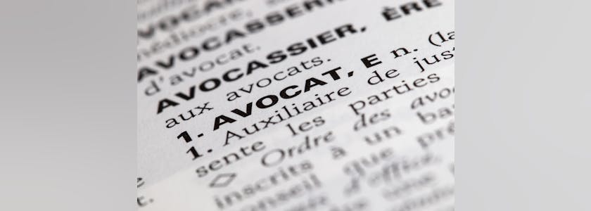 Définition du mot avocat dans le dictionnaire français