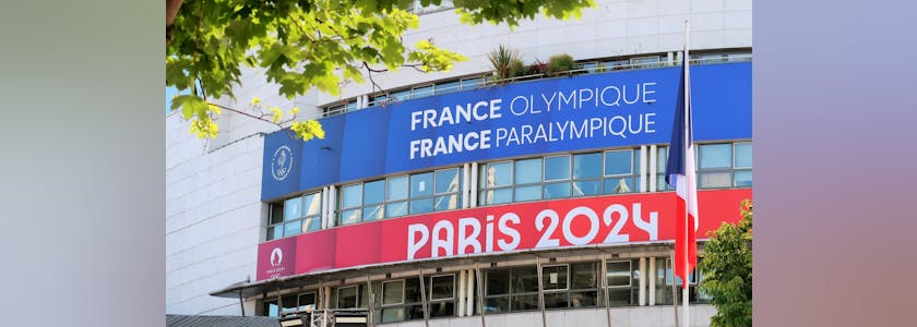 « France olympique / France paralympique / Paris 2024 » inscrit su