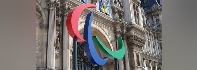 Jeux olympiques de Paris 2024, logo symbole des jeux paralympiques devant la façade de la mairie / hôtel de ville de Paris – mai 2023 (France)