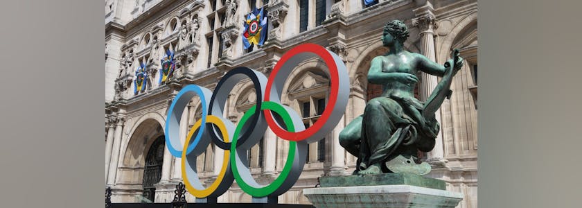 JO de Paris 2024, anneaux olympiques, symbole des jeux olympiques, installés devant la façade de l’hôtel de ville / mairie de Paris – mai 2023 (France)